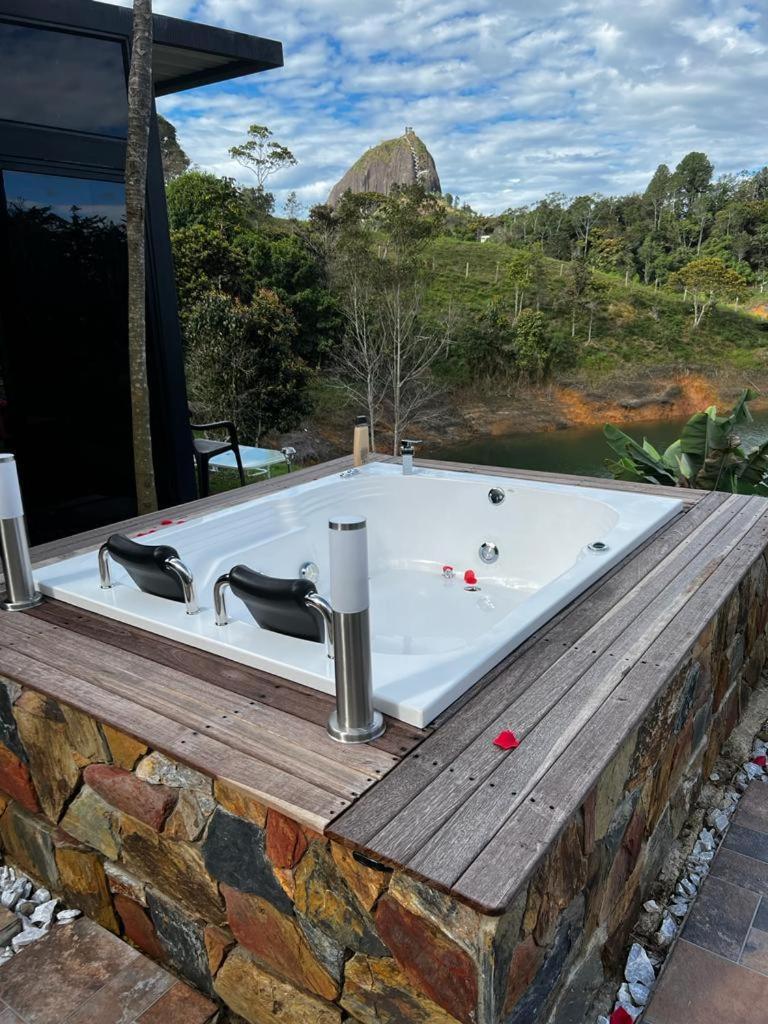 Sin Prisa "Not Rush" Cabana Preciosa! Con Jacuzzi, Vista Y Acceso Directo Al Embalse, Vista A La Piedra , Deporte Acuatico Paddle Board And Breakfast Incluidos ! Imperdible Guatapé Exteriör bild